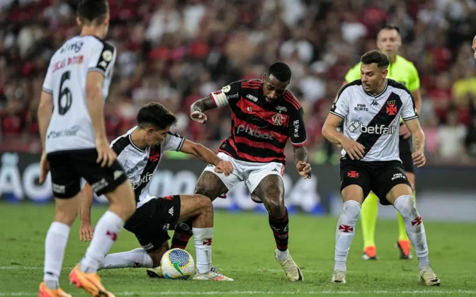 Flamengo e Vasco empataram em 1 a 1 na noite deste domingo