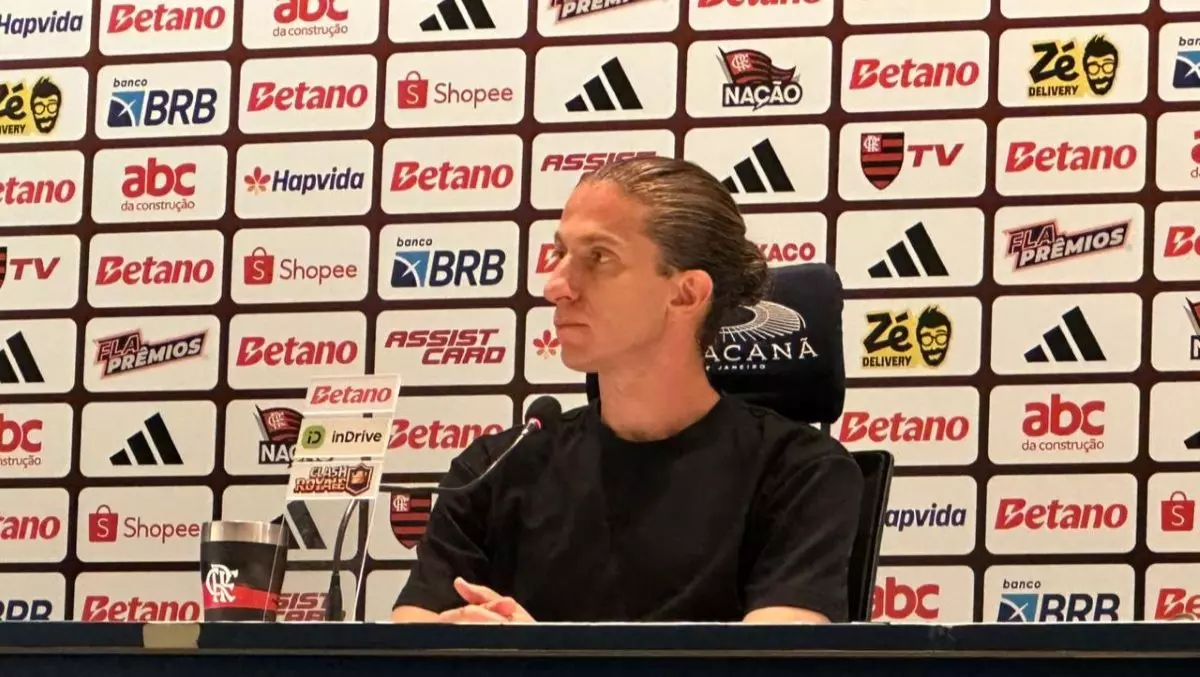 Filipe Luís se irrita com situação ocorrida antes de jogo do Fla