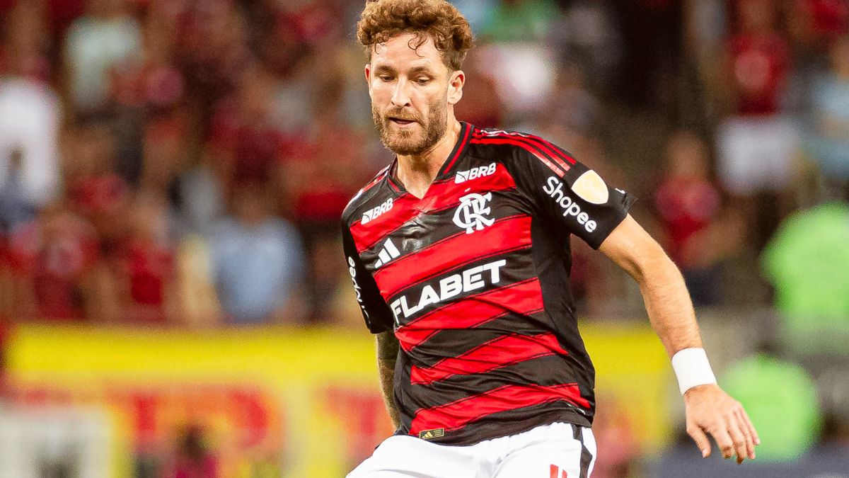 Filipe Luís indica escalação do Fla