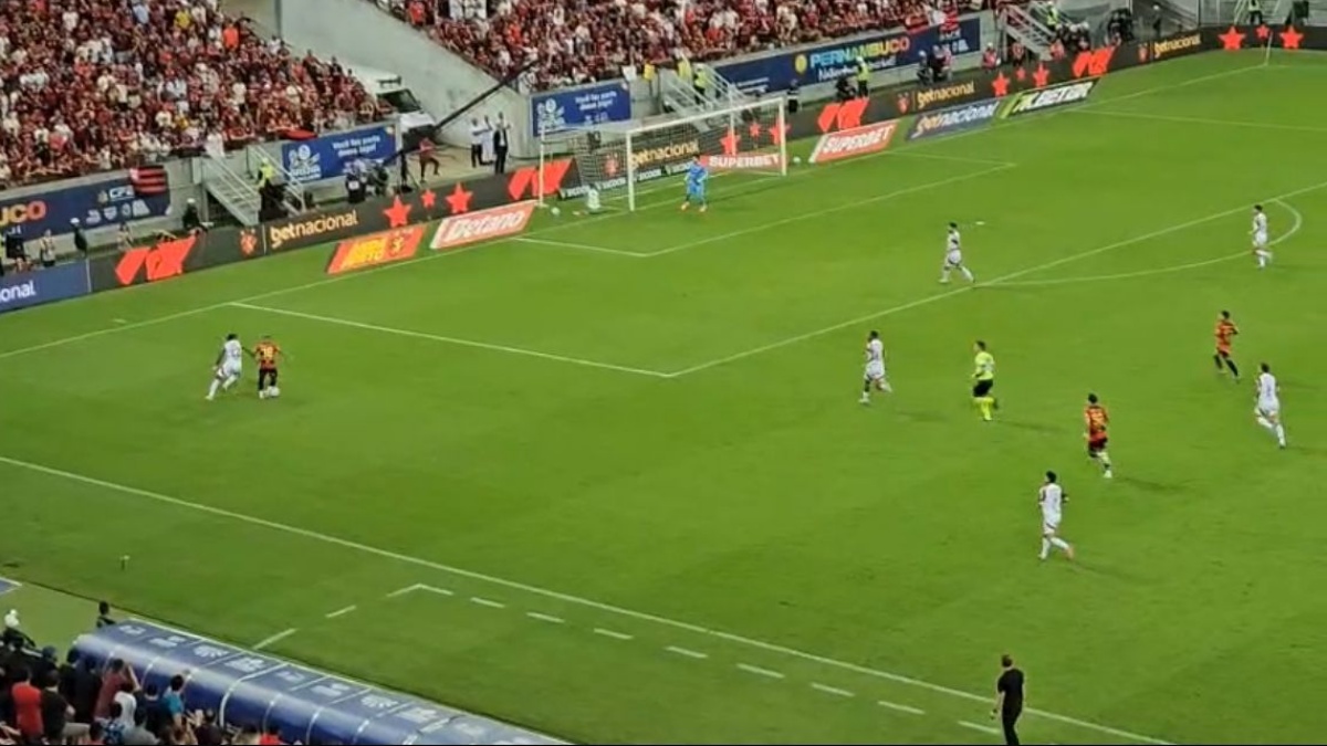 Filipe Luís tem atitude surpreendente com torcida em jogo do Flamengo x Sport, pelo Brasileirão
