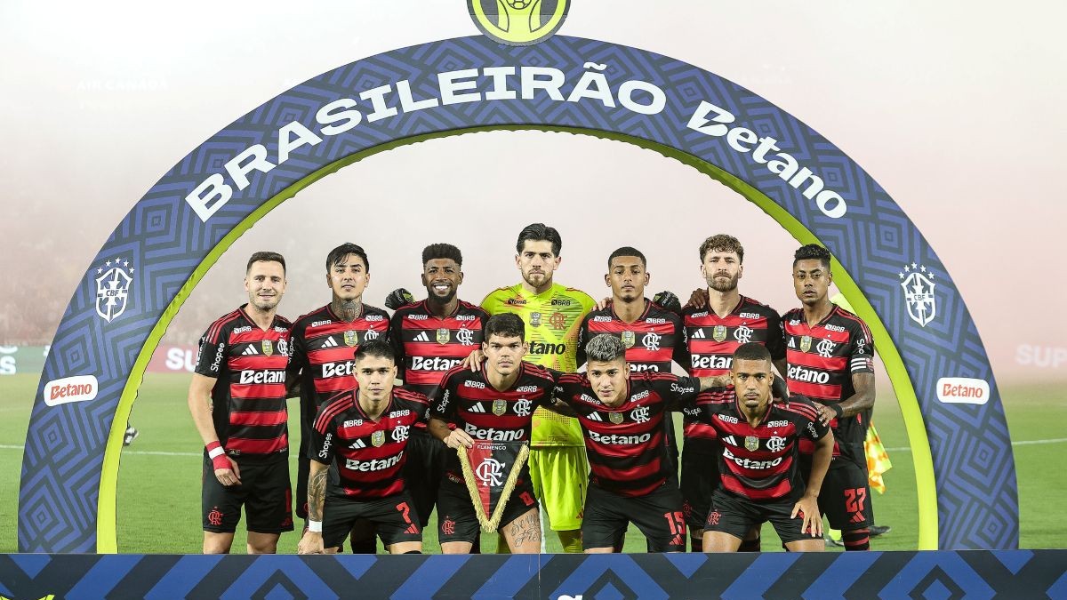 Flamengo 'entrega' 2 gols, perde para o Fluminense, mas segue líder do Brasileirão