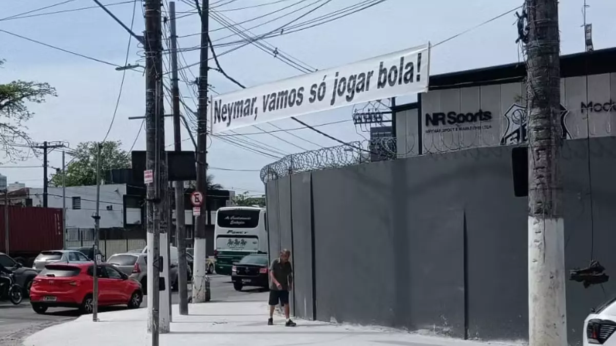 Torcida do Santos protesta contra Neymar após derrota para Flamengo