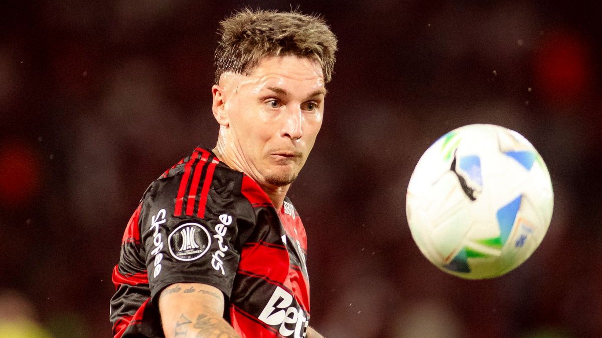 Varela concede coletiva depois de treino do Flamengo hoje