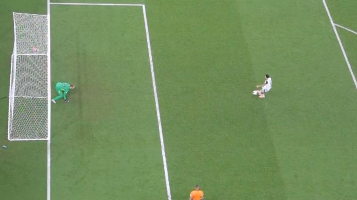 Cadê o VAR? Safonov, do PSG, se adianta em pênalti de Pedro e árbitro manda seguir o jogo