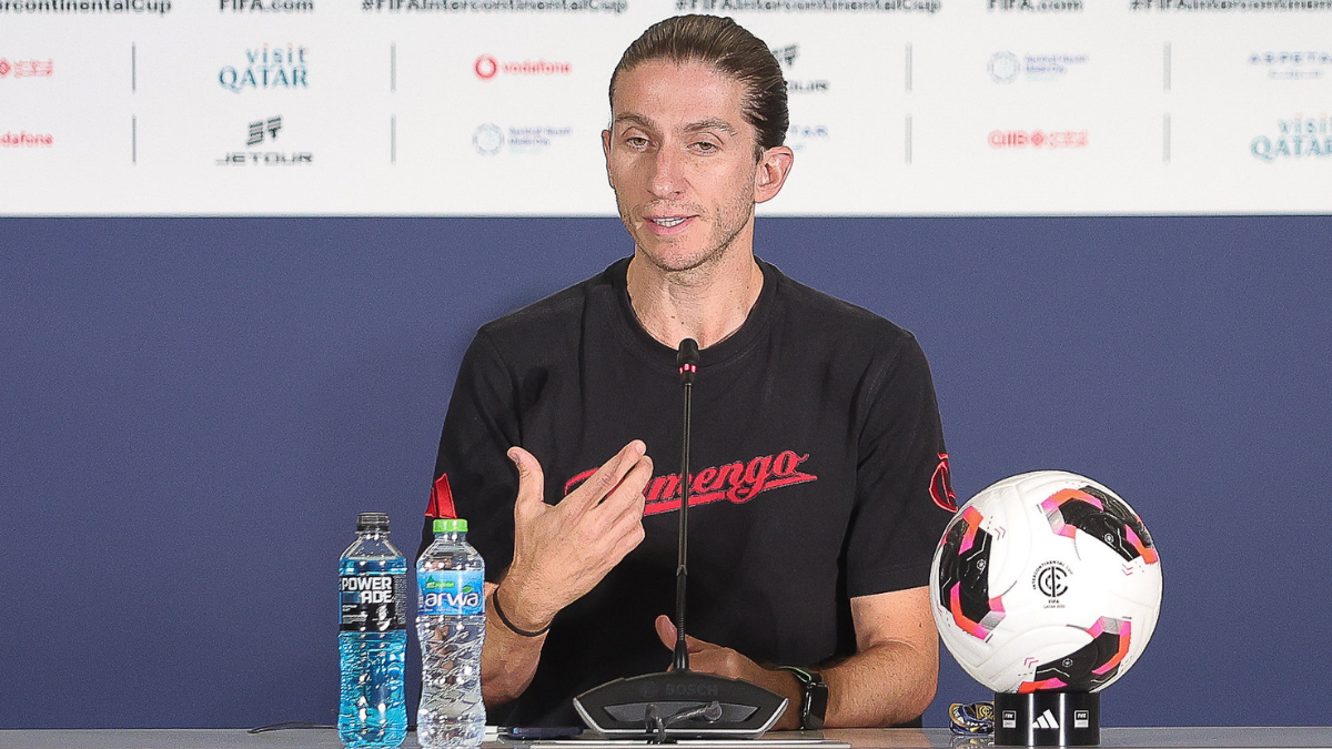 Filipe Luís concede entrevista coletiva antes de treino do Flamengo