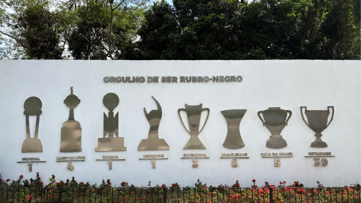 Flamengo atualiza muro do Ninho com 4ª taça da Libertadores