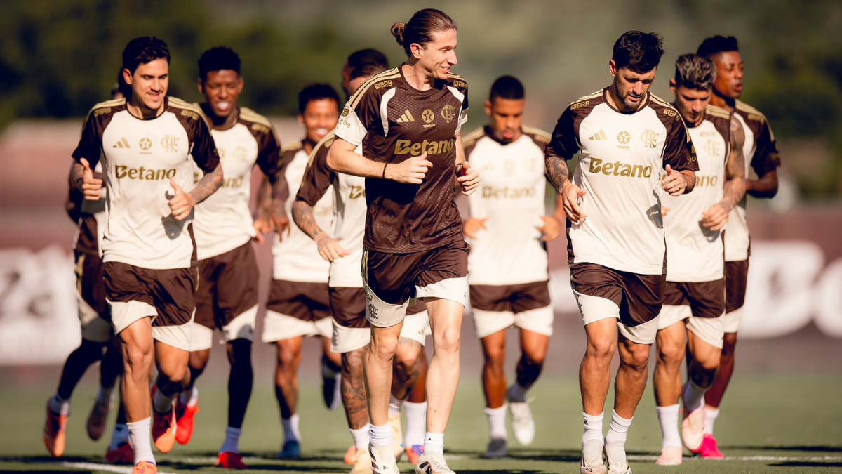 Elenco profissional do Flamengo volta a treinar nesta terça