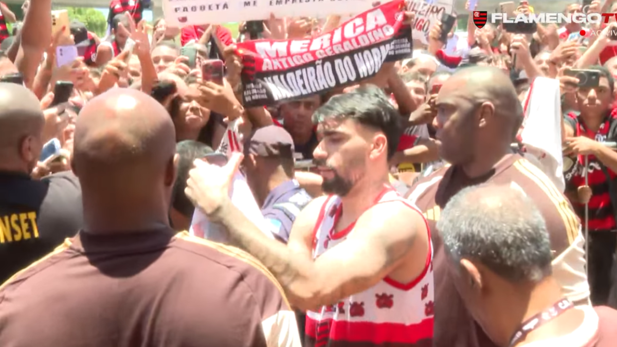 Paquetá manda recado à torcida do Fla após desembarque no Rio