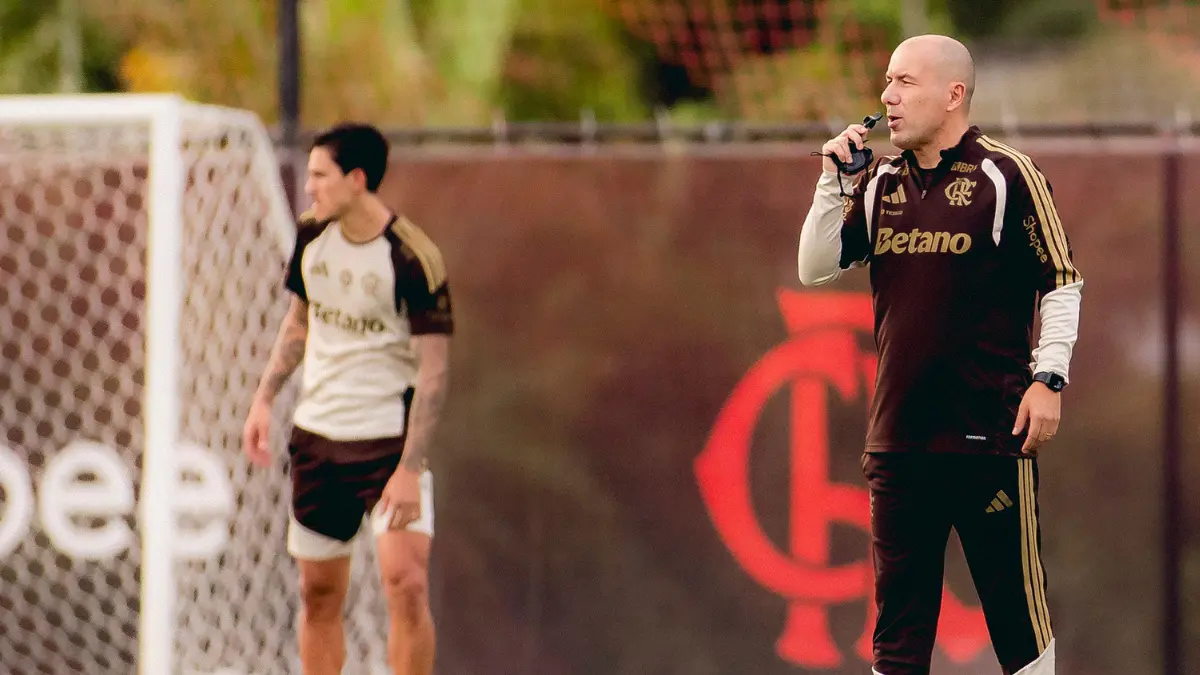 Elenco do Flamengo treina com foco em jogo contra o Botafogo
