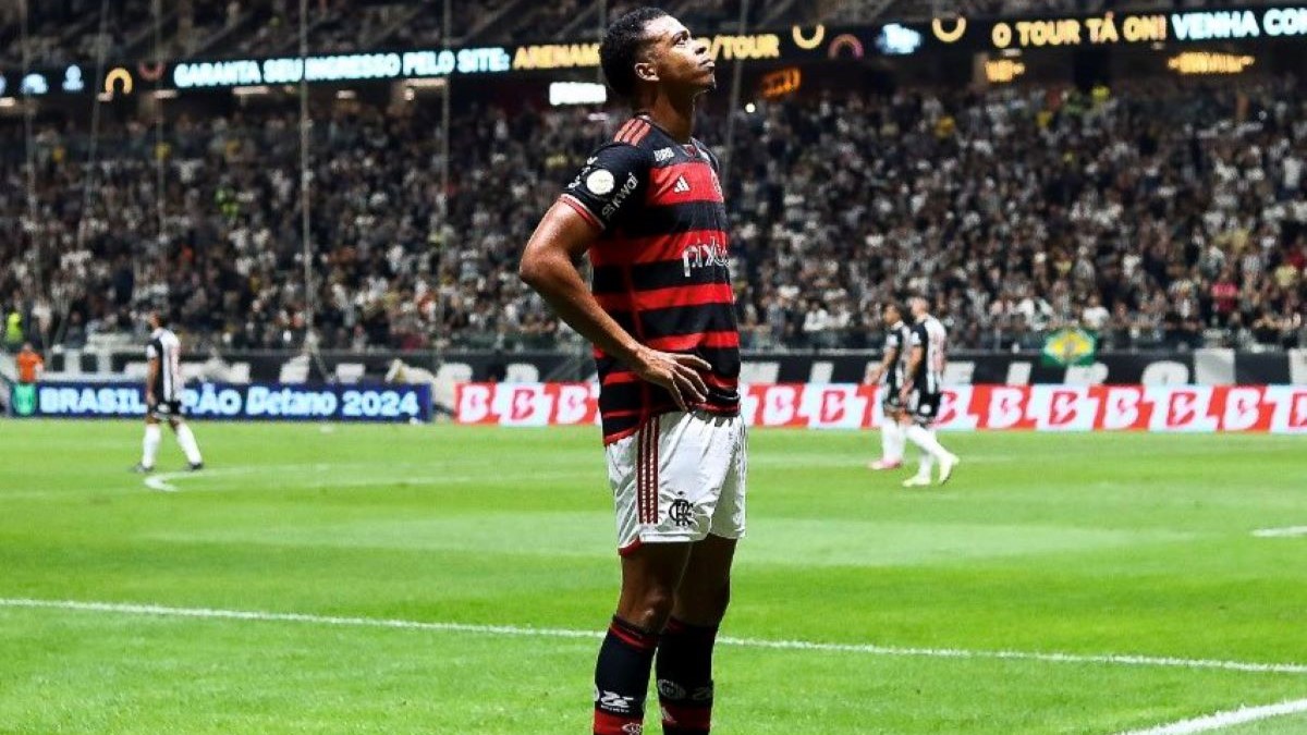 Flamengo aceita rescindir contrato de atacante, mas negociação fracassa