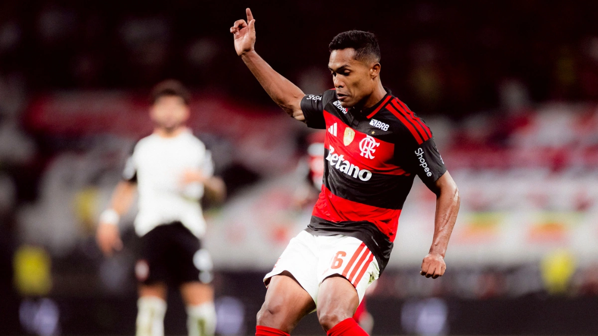 Flamengo projeta data para retorno de Alex Sandro após lesão