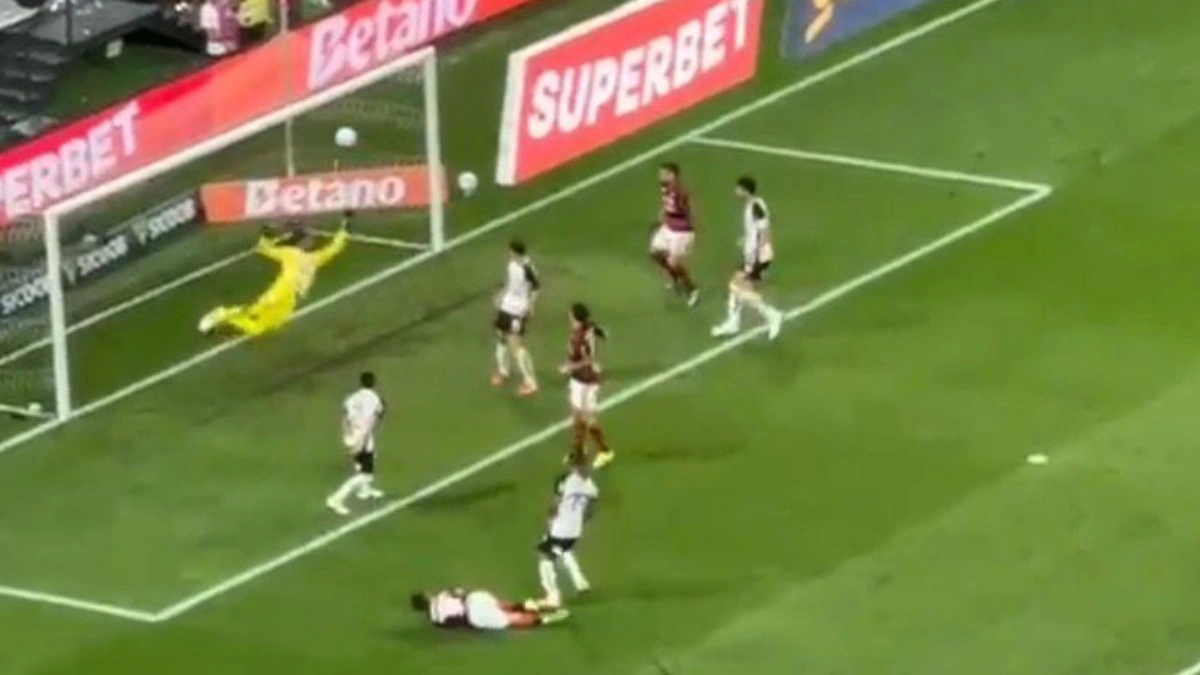 Hugo Souza faz milagre e impede golaço de Arrascaeta em jogo do Flamengo x Corinthians