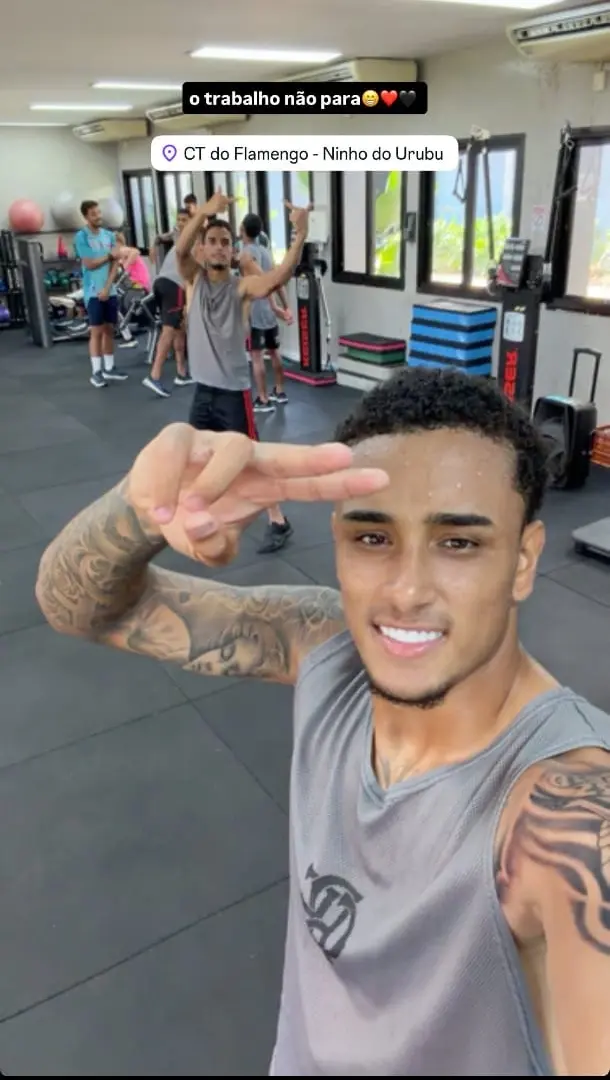 Atacante do Flamengo faz publicação curiosa em meio a rumores de saída