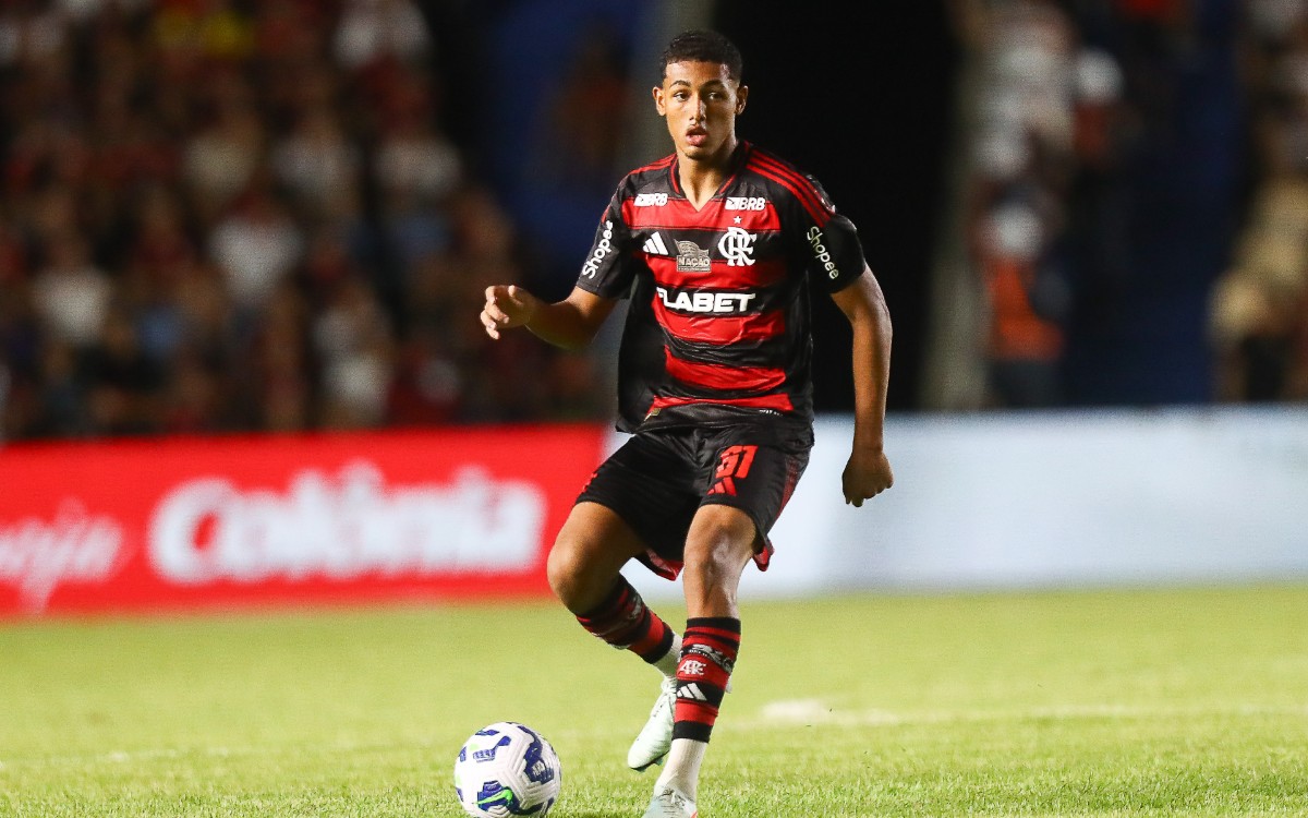 João Victor tenta mostrar trabalho a Jardim na zaga do Flamengo