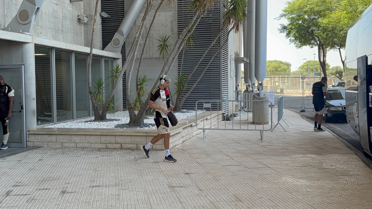 Ayrton Lucas participa de treino e não preocupa o Flamengo