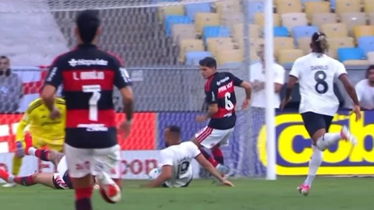 Toque de mão do autor do gol anula o lance? Entenda a regra
