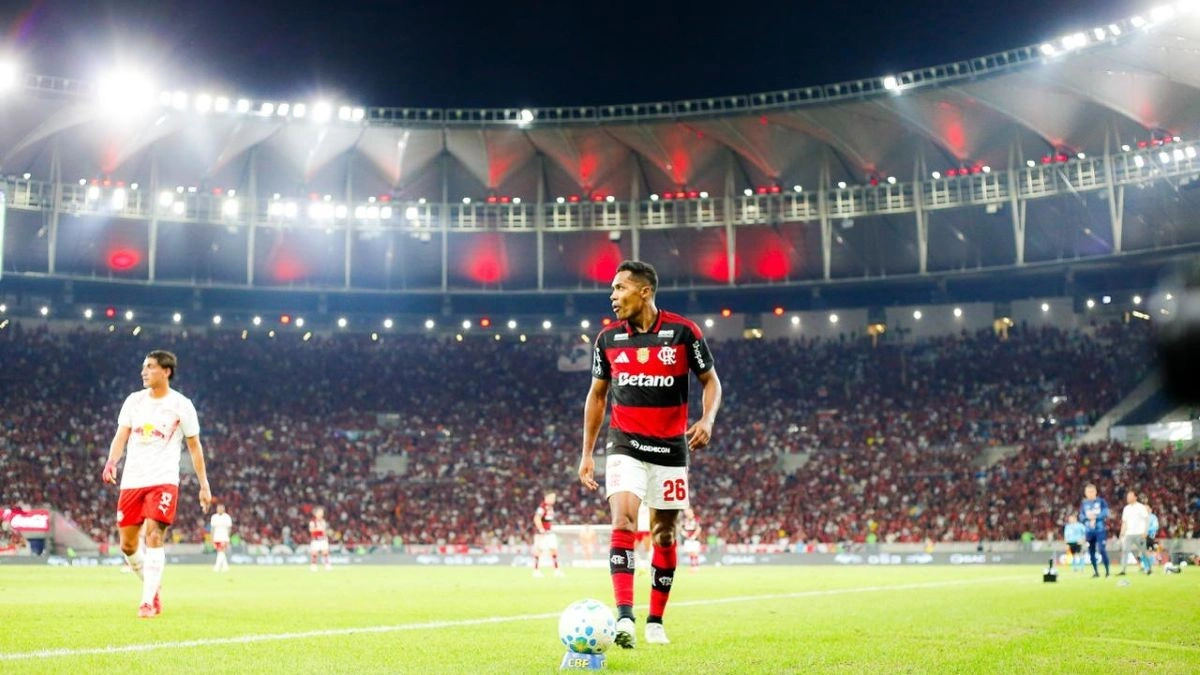 Alex Sandro pede orações a Ayrton Lucas, do Flamengo