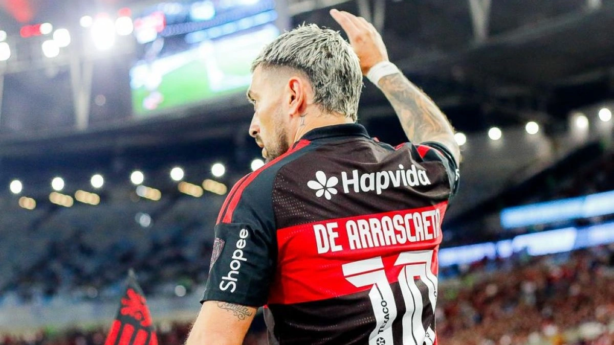 Arrascaeta se revolta e detona gramado do Maracanã