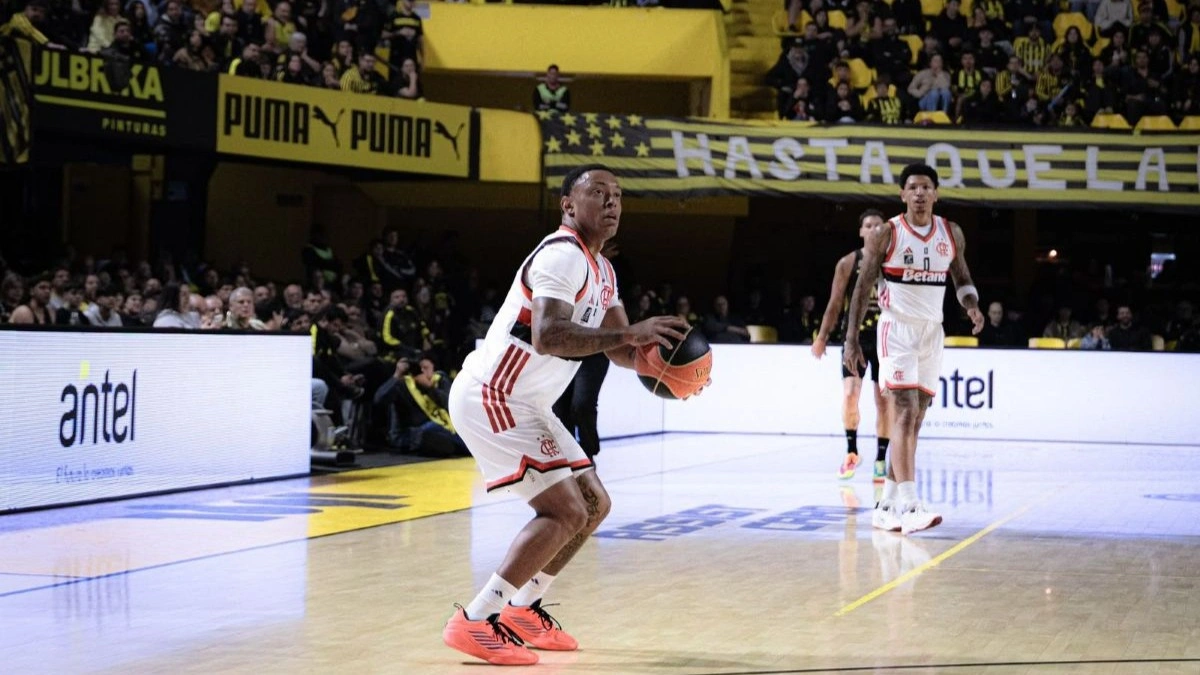 Flamengo vence Peñarol e cala ginásio uruguaio