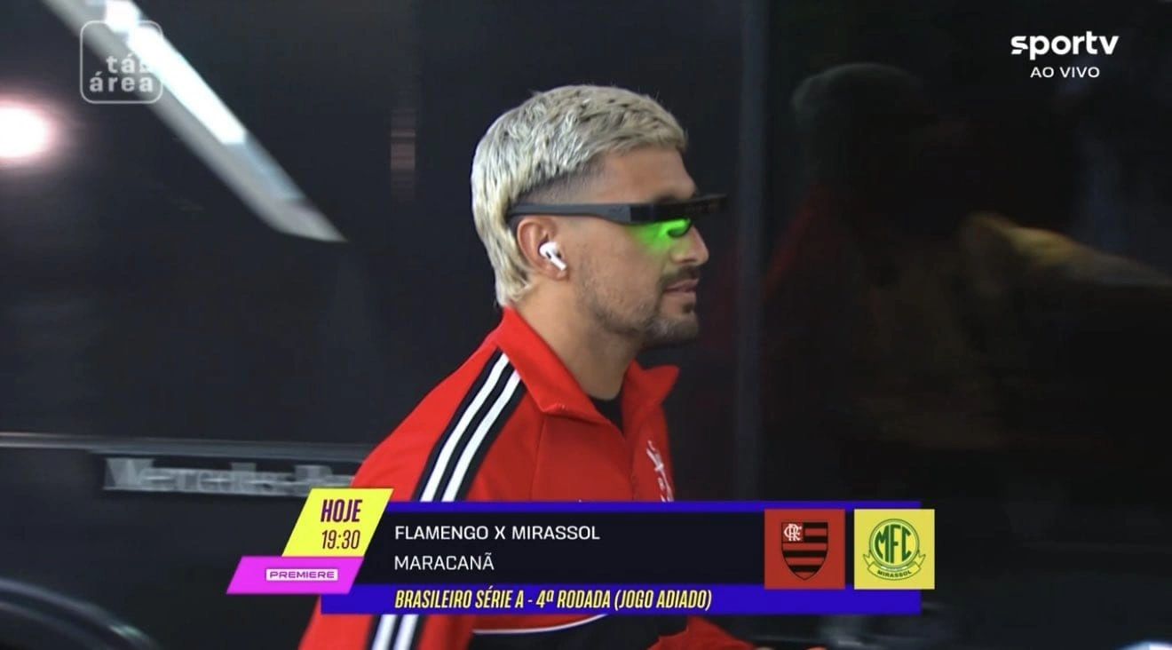 Os óculos de Arrascaeta antes de jogo do Flamengo x Mirassol