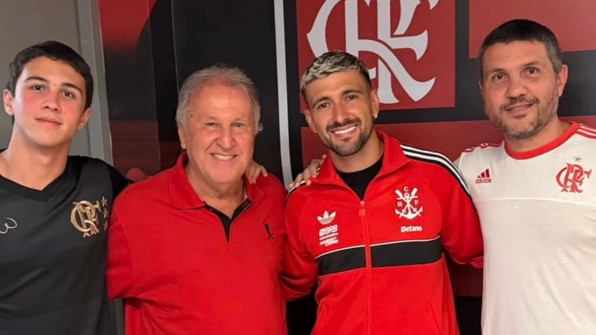 Zico dá benção a Arrascaeta em jogo do Flamengo x Del Valle no Maracanã; veja foto