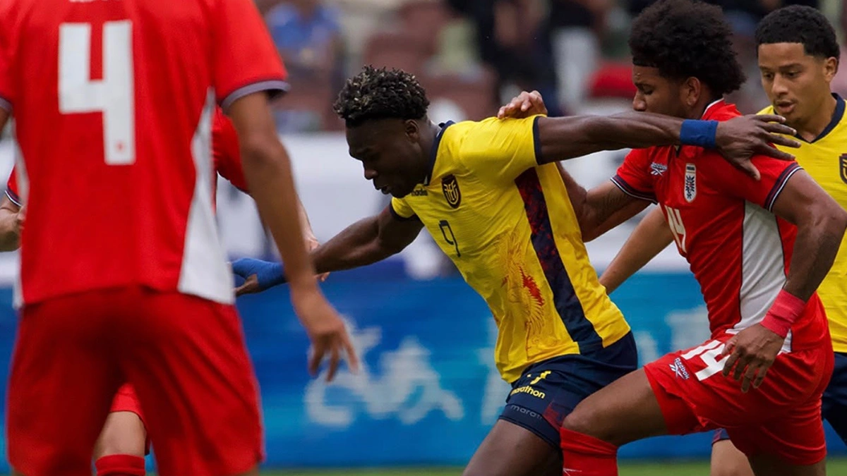 Anthony Valencia, do Flamengo, é titular e participa de gol em derrota do Equador para o Panamá