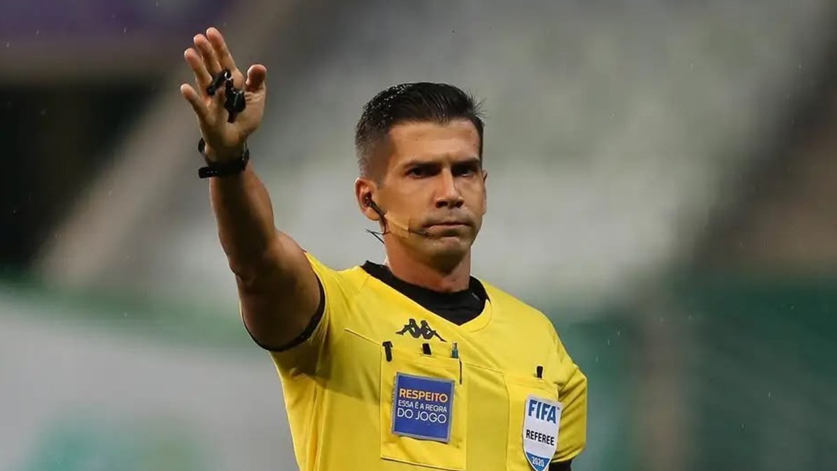 Bruno Arleu de Araújo apita jogo do Flamengo x Vasco, pelo Brasileirão