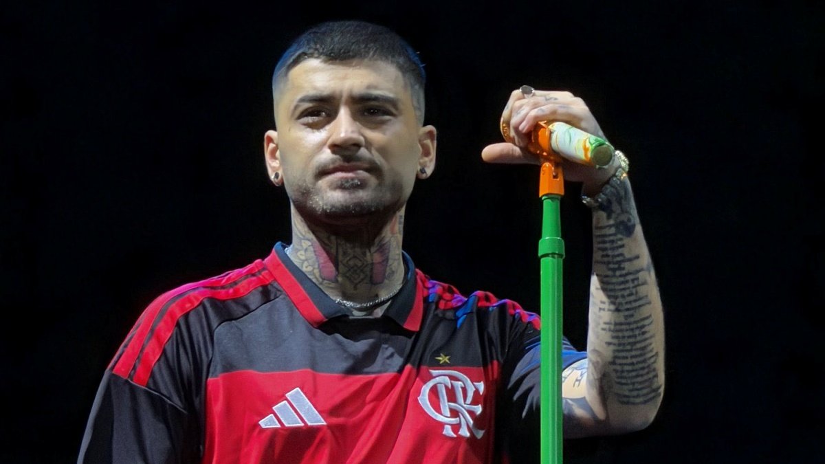 Cantor faz show com camisa do Flamengo em estádio do Palmeiras