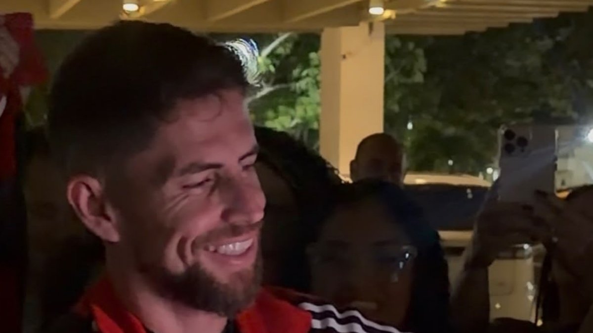Com festa da torcida, Flamengo chega a Salvador para jogo contra o Bahia