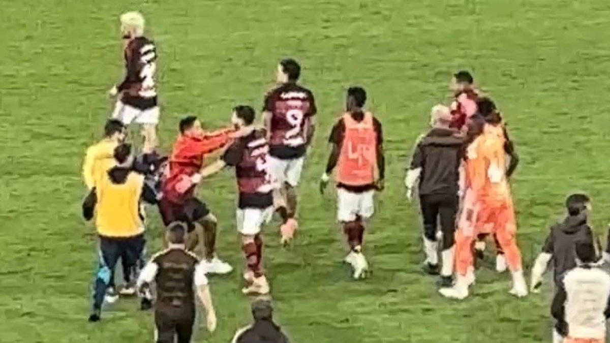 Danilo invade gramado e toma atitude surpreendente após vitória do Flamengo, veja vídeo