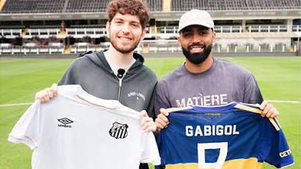 Gabigol e o influenciador Davoo Xeneize seguram camisas do Santos e do Boca Juniors no gramado