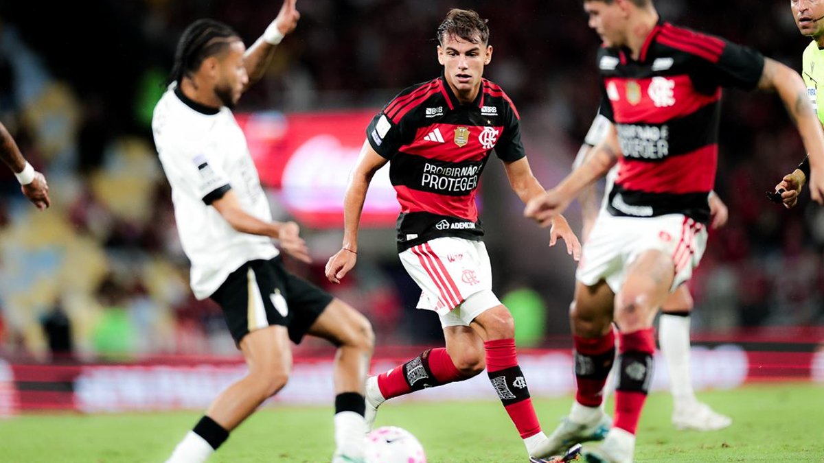 Jardim explica escolha tática envolvendo Freitas em vitória do Flamengo sobre o Atlético-MG