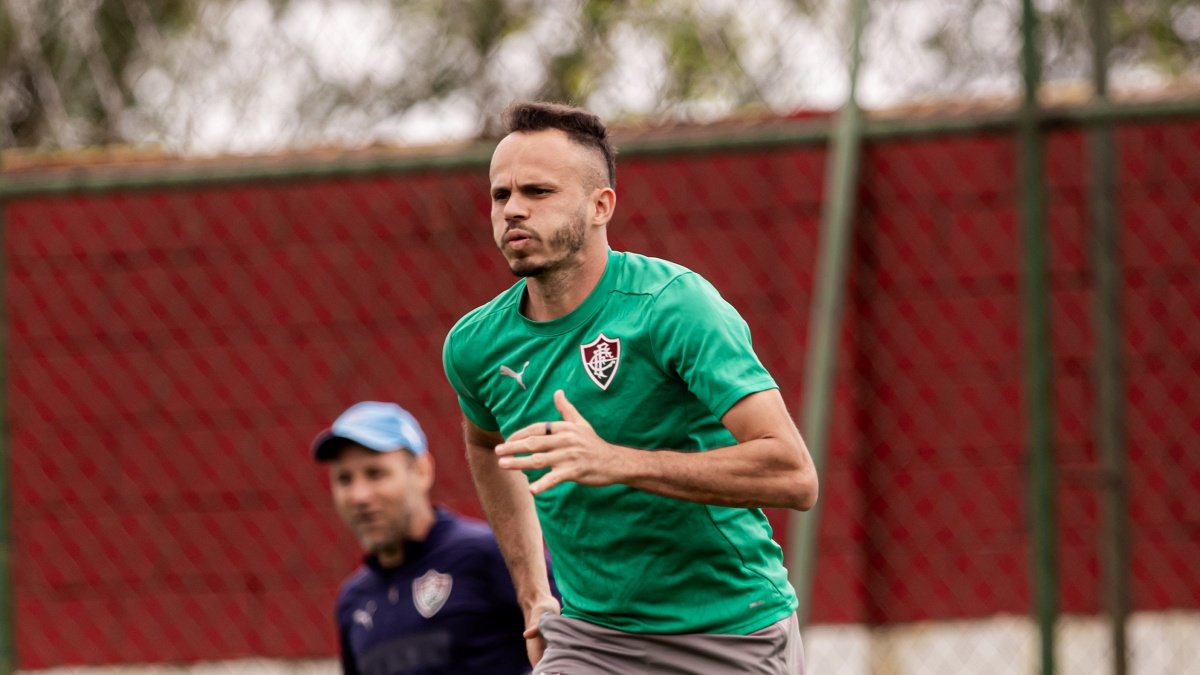 Jogador se apega em título pelo Flamengo antes de jogo do Fluminense x Palmeiras, pela Libertadores