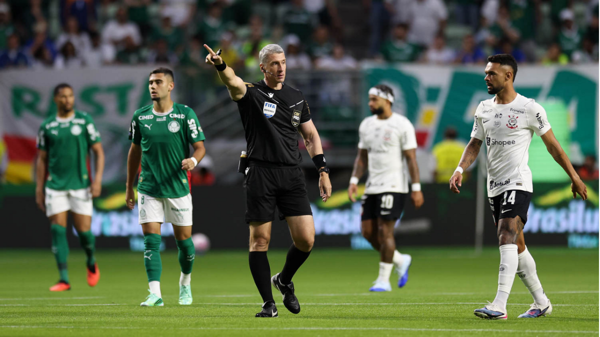 Palmeiras goleia o Corinthians e segue a um ponto do Flamengo