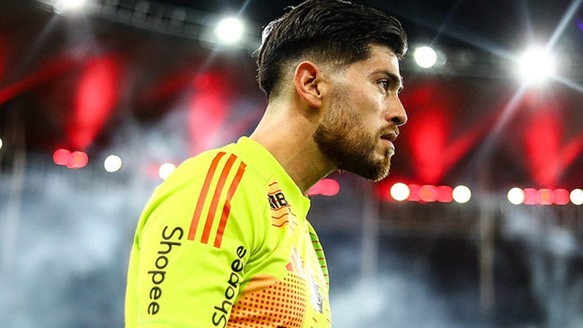 Renovação de Rossi trava no Flamengo; veja títulos e falhas do goleiro