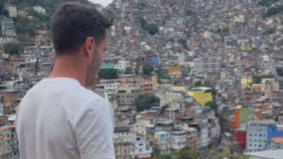 Saúl visita Rocinha no Rio, mas vira piada por causa da playlist de funk