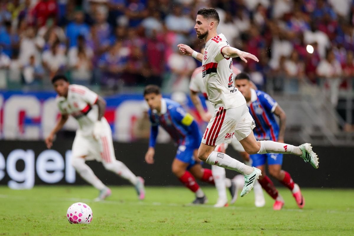 Segue o líder! Flamengo atropela Bahia na Fonte Nova e mantém liderança do Brasileirão
