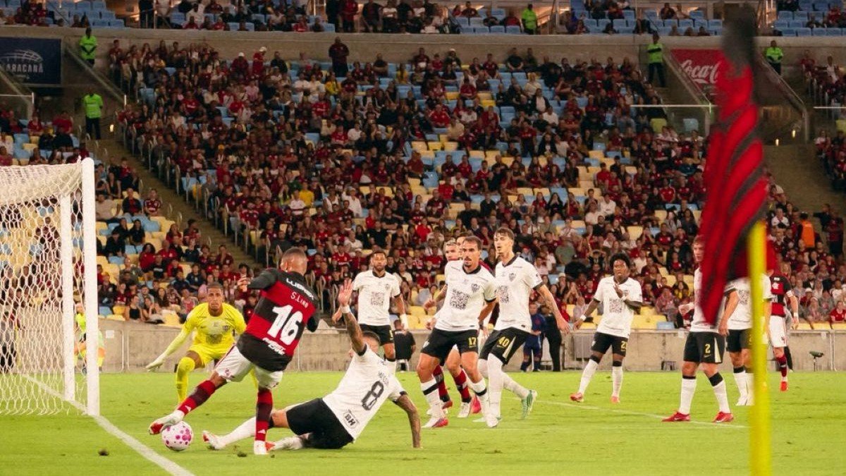 VAMOS, FLAMENGO! Com gol no último lance, Mengo vence Atlético-MG e segue líder do Brasileirão