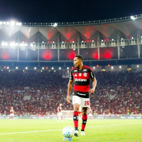 Alex Sandro pede orações a Ayrton Lucas, do Flamengo
