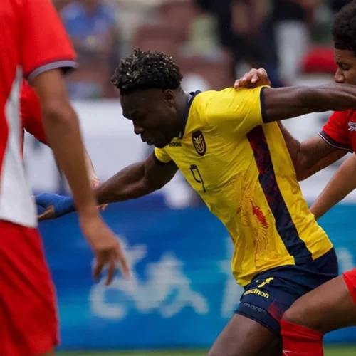 Anthony Valencia, do Flamengo, é titular e participa de gol em derrota do Equador para o Panamá