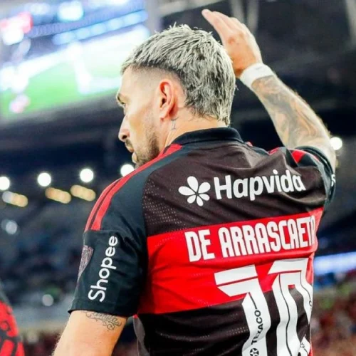 Arrascaeta se revolta e detona gramado do Maracanã