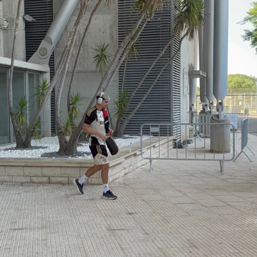 Ayrton Lucas participa de treino e não preocupa o Flamengo