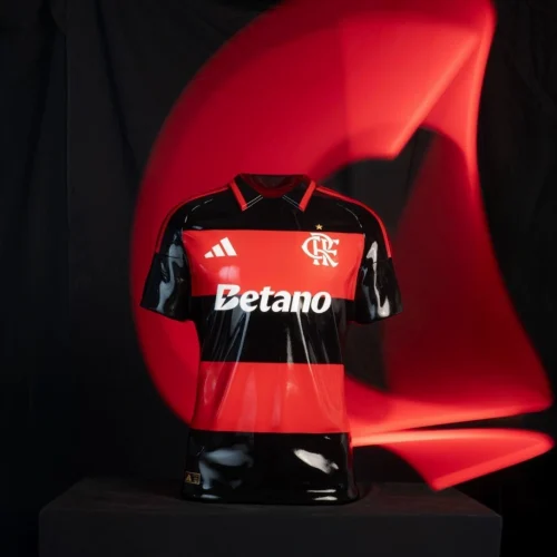 Betano e Flamengo materializam o 'Manto Mais Pesado do Mundo' em ativação inédita na Gávea