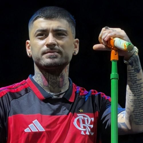 Cantor faz show com camisa do Flamengo em estádio do Palmeiras