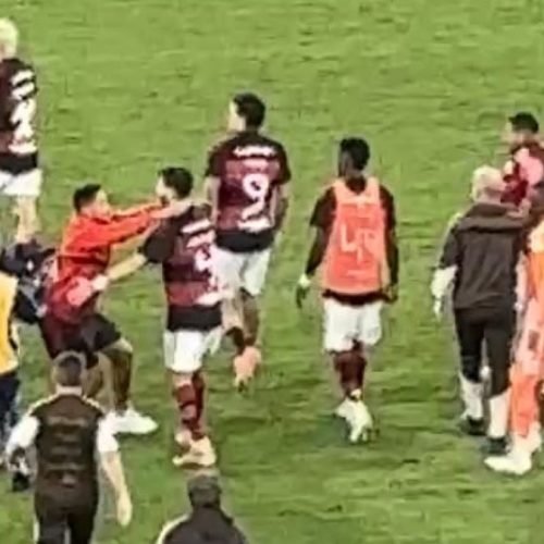 Danilo invade gramado e toma atitude surpreendente após vitória do Flamengo, veja vídeo