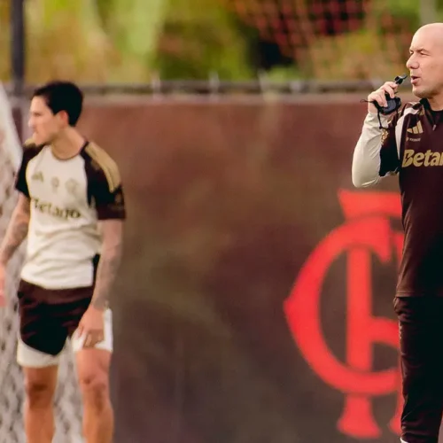 Elenco do Flamengo treina com foco em jogo contra o Botafogo