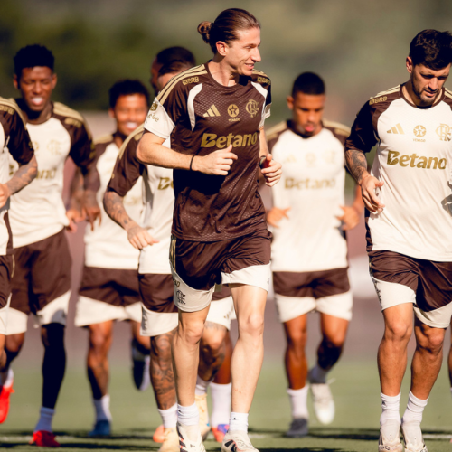 Elenco profissional do Flamengo volta a treinar nesta terça