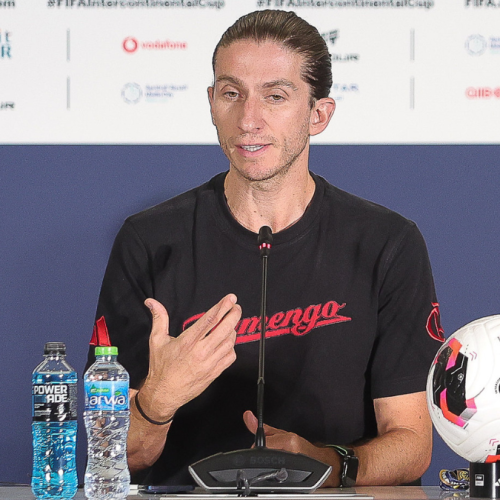 Filipe Luís concede entrevista coletiva antes de treino do Flamengo