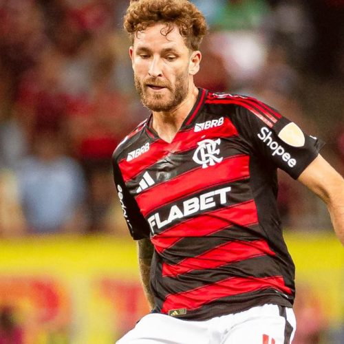 Filipe Luís indica escalação do Fla