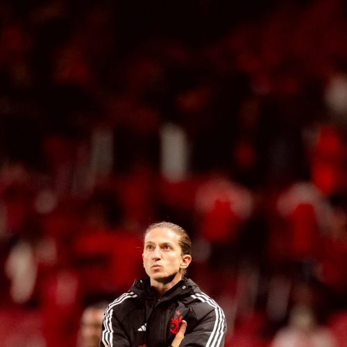 Filipe Luís tem problema incomum para escalação do Flamengo